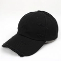 Dettaglio del cappello vintage con effetto invecchiato e strappi sul tessuto - Regolabile / Nero