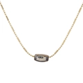 Detail van een gouden schakelketting met een hanger van keramische kralen met textuur - Ultramarijn Blauwe Rechthoek / Goud + Blauw