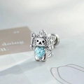 Clou d'oreille chat cuisinier argenté avec gemme coeur bleue et détails de couronne - Bleu Mer Clair (Pièce Unique)