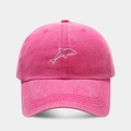 Detailansicht der weißen Delphin-Stickerei auf einer gewaschenen rosa Baumwollkappe - Verstellbar / Fuchsia