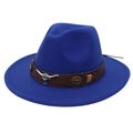 Vue détaillée d'un chapeau fedora en feutre bleu avec ornement tête de taureau - Bleu royal