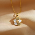 Detailopname van gouden bloemketting met wit emaille en schitterende kristalaccenten - Verguld Koper/Emaille/Zirconia / Witte Ketting
