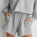 Γυναικείο σετ με γκρι oversized φούτερ με λαιμό V και ασορτί σορτς για καθημερινή χρήση - S / Τοπ Και Παντελόνι / Μελανζέ Γκρι