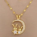 Vue détaillée du collier croissant de lune doré avec lapins et zircons sertis - Or (E333 Chaîne en Acier Titane Or Pendentif en Cuivre)
