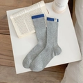 Hellgraue Baumwollsocken mit blauem Rand und minimalistischem Grafik-Webetikett - Einheitsgröße / Grau Mit Blauer Manschette