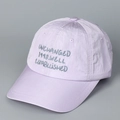Detail der hellvioletten schnelltrocknenden Baseballkappe mit grauer Stickerei-Schrift - M(56-58cm) / Hellviolett