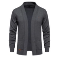 Dettaglio del cardigan grigio scuro in maglia con toppa logo in pelle sulla tasca laterale - S / grigio scuro