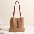 Bolso tote de paja tejida con asas de cuero marrón y borlas de madera para vacaciones de playa - Marrón