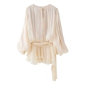 Detail van de geplooide chiffon textuur en strikceintuur van de crème-kleurige blouse - S / Broken Wit