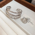 Detail van de drielaagse zilveren armband en bijpassende ring in bamboe-stijl - Zilveren Armband Ring Set (2 stuks)