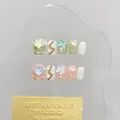 Handgefertigte kurze Press-On-Nägel mit grünen, rosa und perlweißen Stern-Anhängern - Extra Klein (XS) / 1587 Kurz Trapez