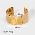 Breiter Armreif aus 18K vergoldetem Edelstahl mit gehämmerter Textur für Damen, 30mm Breite - Gehämmerter Goldstil (TB7058-G) / Gold