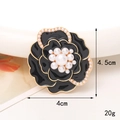 Fleur de camélia en émail noir, perles blanches et bordure dorée, hauteur 4,5cm - Décor De Fleur De Perle Noire