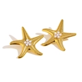 Orecchini a perno a forma di stella marina dorata con perla centrale su sfondo bianco - Oro