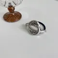 Elastico per capelli con nodo in metallo lucido argento dal design minimalista chic - Design a Nodo / Argento