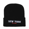 Nahaufnahme der weißen New York Bestickung und rotem Est. 1625 Text auf schwarzer Mütze - M(56-58cm) / Schwarz