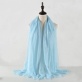Sciarpa in cotone e lino azzurro con trama a pieghe e bordi con frange su manichino - Blu Chiaro (80)