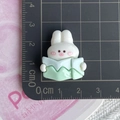 Dettaglio dimensioni di una figurina di coniglio in resina per decorazioni fai-da-te - Coniglio Bianco Che Legge La Mappa