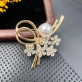 Broche fleur vintage dorée avec perle blanche et cristaux étincelants au design floral - BZ060 Ligne Fluide Élégante