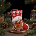 Festlicher rot-weißer Weihnachtsstrumpf mit Lebkuchenmann vor Kiefernzapfen-Hintergrund - Männlicher Lebkuchenmann Weihnachtsstrumpf