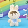 Nahaufnahme eines niedlichen Plüschhasen mit blauem kariertem Latz und weichen Ohren - Braunes Haar Hasenpuppe (3 Jahre Alt) / Beige / 15cm