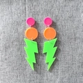 Detaillierte Flachbildaufnahme von Neon-Acryl-Ohrringen mit Blitzanhänger - Grüner Blitz
