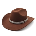 Detail eines braunen Filzhutes mit glitzerndem Strassband und rundem M-Metallemblem - M / Braun
