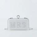 Detalle del bolso de mano MRS con perlas blancas, cadena plateada y cierre de anillo de strass - Estilo MRS