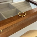Goldener Ring im Bambus-Design mit kleinen Diamanten, verstellbar für Damen - Gold Bambus Textur Eingelegter Kleiner Strass Offener Ring (J5238)