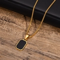 Detalle de un colgante rectangular dorado para hombre con incrustación negra sobre madera - 60CM / Color Oro Con Cadena de 60cm