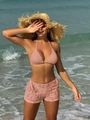 Détail de la dentelle rose et du design du bikini trois pièces sur la plage - S / Rose