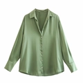 Détail d'une chemise à manches longues en satin vert sauge avec col classique - Vert Thé