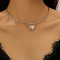 Collana a catena serpente d'argento con pendente a cuore lucido su una modella - Collana a Spina di Pesce con Ciondolo a Cuore Argento (1712)