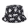 Détail du bob noir avec des pois blancs et des motifs de dessins animés de panda - Panda Noir à Pois