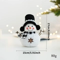Détail d'une poupée bonhomme de neige de Noël avec dimensions et texture en peluche - Bonhomme de neige avec chapeau