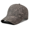 Retro baseballpet in donkergrijs met marmertextuur en metalen bergsport-embleem op zijkant - koffiekleur