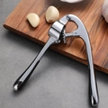 Prensa de ajos de aleación de zinc con mango ergonómico sobre tabla de madera - Prensa de Ajo Brillante Bolsa OPP