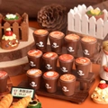 Miniatur-Kaffeetassen aus Harz und Gebäckset in einer gemütlichen Backstube - Gemischte Weihnachts-Kaffeetassen