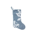 Calza di Natale in peluche blu con fiocchi di neve bianchi e gancio su sfondo bianco puro - Stile Fiocco di Neve Blu (Distribuzione Irregolare dei Fiocchi di Neve)