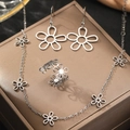 Elegante roestvrijstalen sieradenset met holle bloem ketting, oorbellen en ring van vijf bladen - Zilver