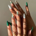 Unghie finte a mandorla verde e bianco con motivi a onde per eleganti decorazioni per mani - Stile Ondulato Verde e Bianco(JP1932)
