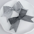 Barrettes à cheveux nœuds en strass brillants argent et noir sur assiette blanche - Traitement de Nœud Personnalisable