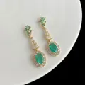 Boucles d'oreilles fleuries dorées avec pierres vertes ovales et accents de zircon blanc - Zircon Fleur de Glace Lourd - Clou