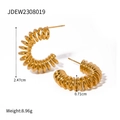 Boucles d'oreilles créoles C en acier 18K à spirale avec détails de dimensions - Style Enveloppé de Spirale Dorée (JDEW2308019)