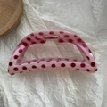 Grande pinza per capelli in resina rosa traslucida con pois rossi su carta bianca - Rosa a pois / Stile mezzaluna