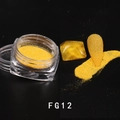Vista macro della polvere glitter oro riflettente FG12 con effetto su unghie finte - Polvere di Diamante Riflettente FG-12