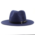 Vue détaillée du chapeau de paille bleu foncé avec lanière en cuir et boucle dorée - Bleu marine