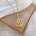 Foto macro de collar de corazón dorado con circonitas y texto de dimensiones - Estilo de Colgante de Corazón (B232)