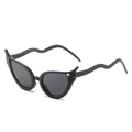 Lunettes de soleil œil de chat avec branches ondulées et monture noire style chauve-souris - Monture Noire Verres Noir Gris