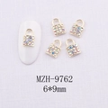 Vue macro bijoux d'ongles cadenas cœur doré avec strass colorés taille 6x9mm - Style Serrure Strass Aurora Or (MZH-9762)